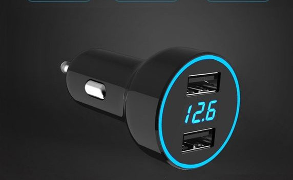 Autolaadija ekraani ja kahe USB pesaga