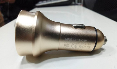 Auto saatja koos telefoni laadijaga