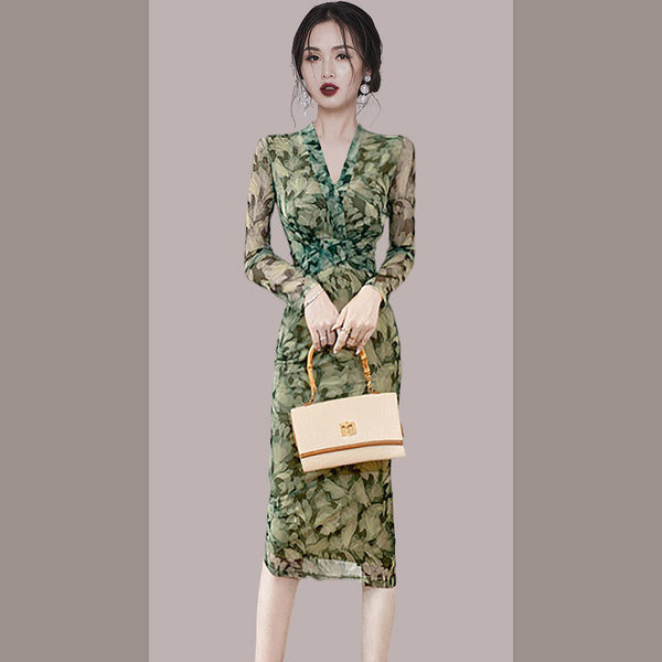 Moodne liibuv pikk spits-kaelusega kleit