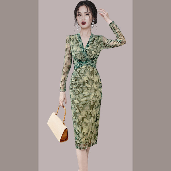 Moodne liibuv pikk spits-kaelusega kleit