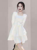 Valge ja musta värvi kandilise kaelusega naiste kleit