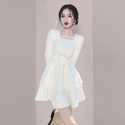 Valge ja musta värvi kandilise kaelusega naiste kleit