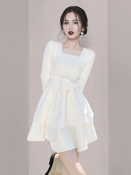 Valge ja musta värvi kandilise kaelusega naiste kleit