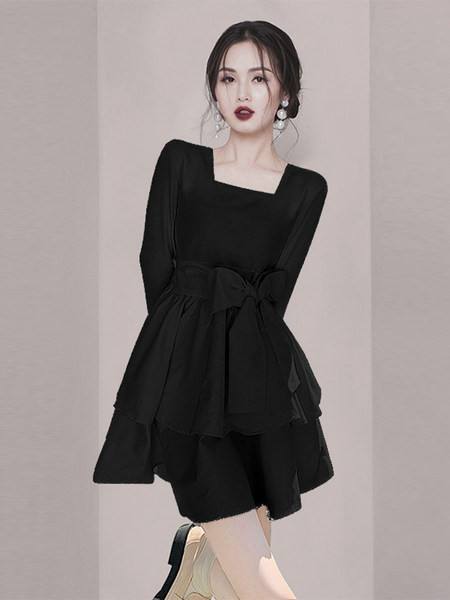 Valge ja musta värvi kandilise kaelusega naiste kleit