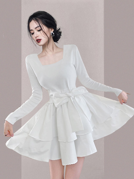 Valge ja musta värvi kandilise kaelusega naiste kleit