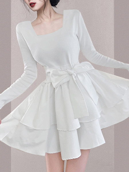 Valge ja musta värvi kandilise kaelusega naiste kleit