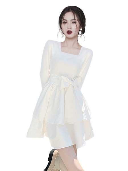 Valge ja musta värvi kandilise kaelusega naiste kleit