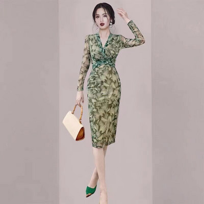 Κομψό γυναικείο φόρεμα με λαιμόκοψη spitz και μακριά μανίκια