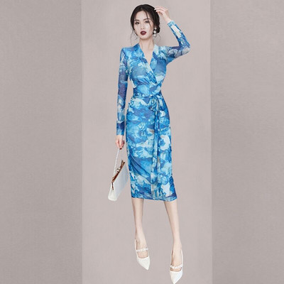 Κομψό γυναικείο φόρεμα με λαιμόκοψη spitz και μακριά μανίκια