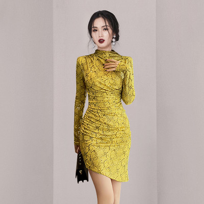 Stiilne pikkade varrukatega naiste liibuv kleit