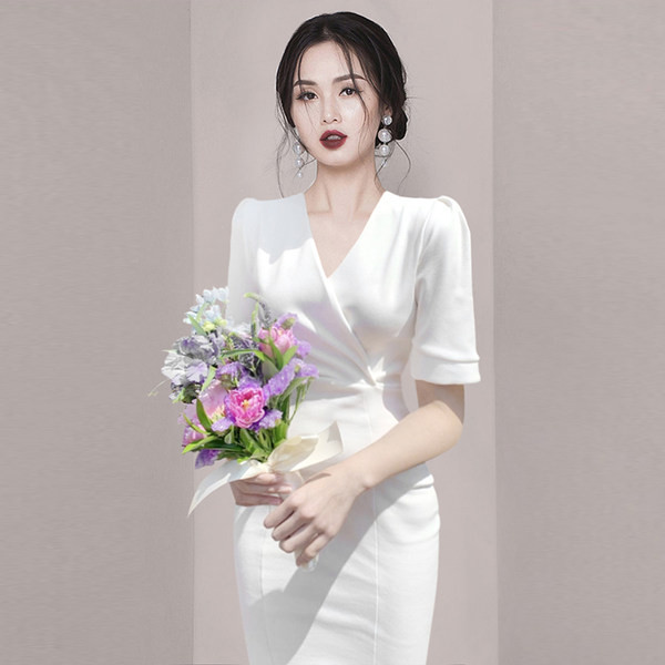 Stiilne lühikeste varrukate ja spitsikaelusega kleit