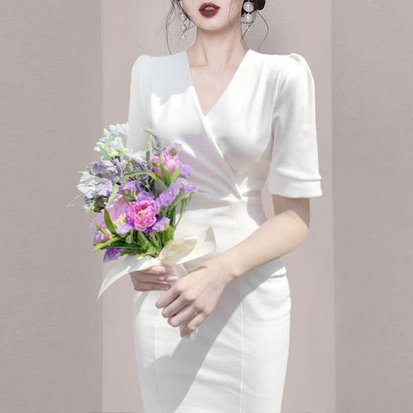 Stiilne lühikeste varrukate ja spitsikaelusega kleit