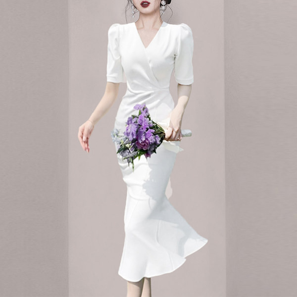 Stiilne lühikeste varrukate ja spitsikaelusega kleit