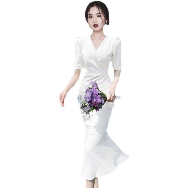 Stiilne lühikeste varrukate ja spitsikaelusega kleit