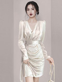 Moodne naiste kleit spitsikaelusega ja pikkade varrukatega