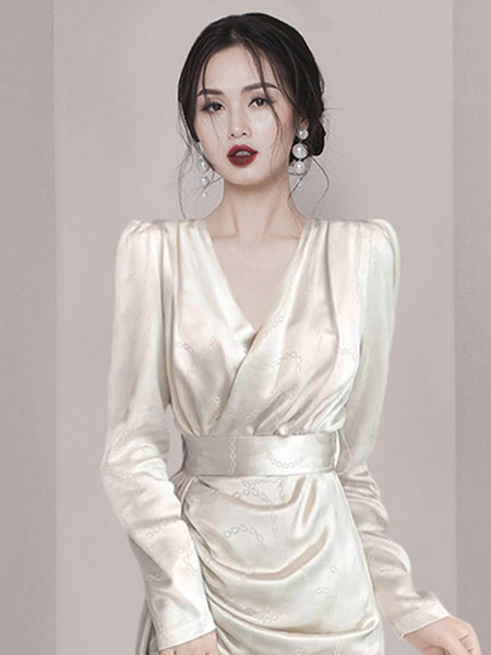 Moodne naiste kleit spitsikaelusega ja pikkade varrukatega