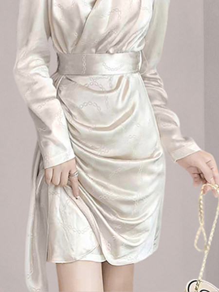 Moodne naiste kleit spitsikaelusega ja pikkade varrukatega