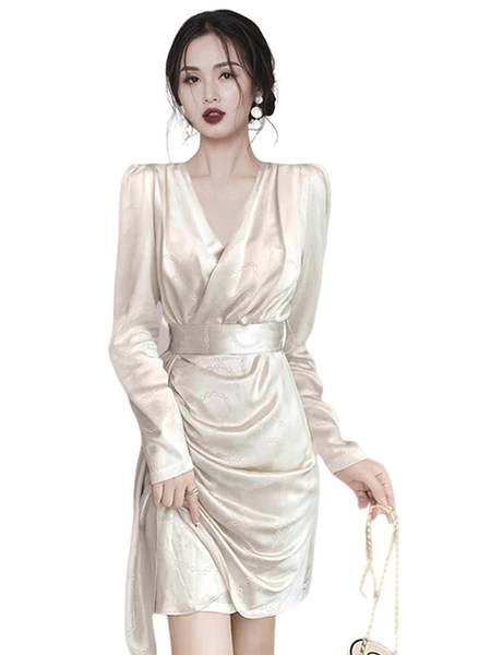 Moodne naiste kleit spitsikaelusega ja pikkade varrukatega