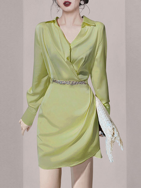 Elegantne naiste kleit vöö ja spitsikaelusega