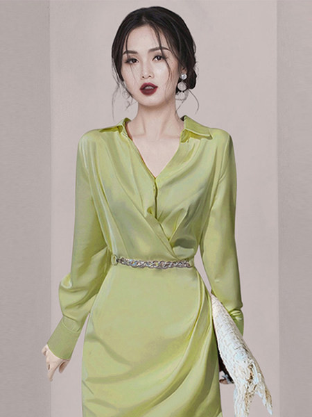 Elegantne naiste kleit vöö ja spitsikaelusega