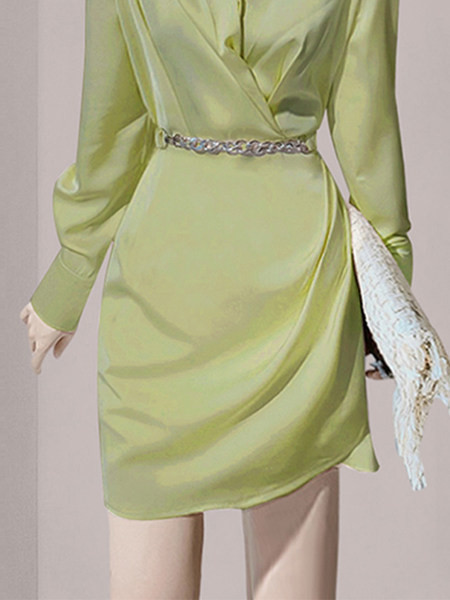 Elegantne naiste kleit vöö ja spitsikaelusega