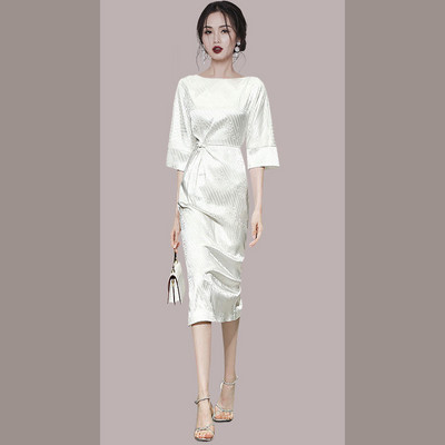 Valge ümara kaelusega pikk naiste kleit