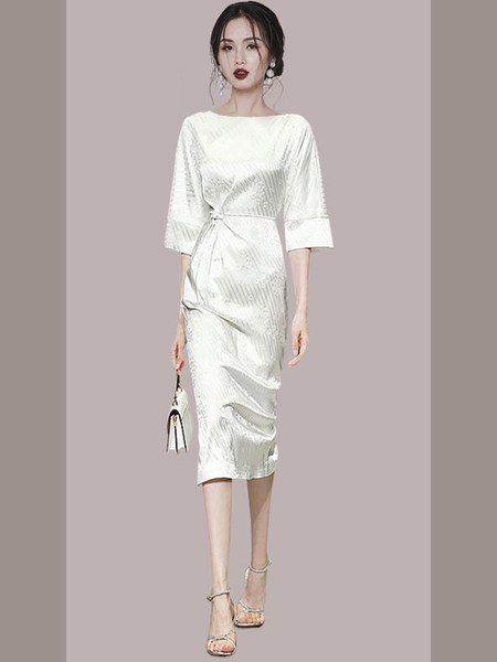 Valge ümara kaelusega pikk naiste kleit