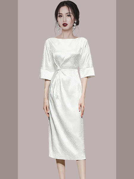 Valge ümara kaelusega pikk naiste kleit