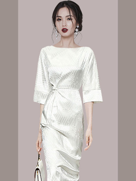 Valge ümara kaelusega pikk naiste kleit