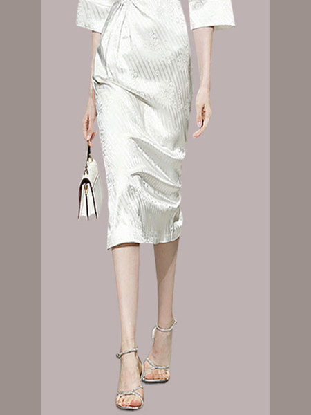 Valge ümara kaelusega pikk naiste kleit