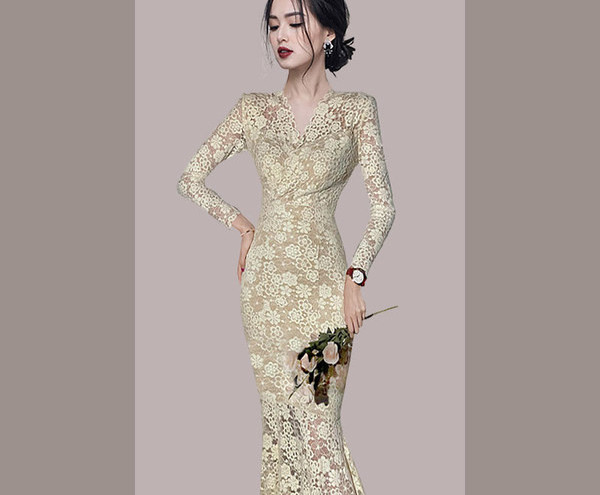 Pikk pitskleit spitsikaelusega