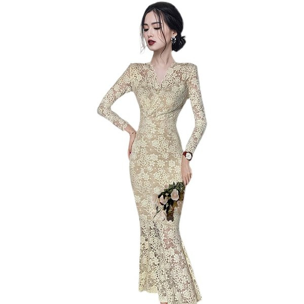 Pikk pitskleit spitsikaelusega