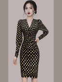 Stiilne naiste pikkade liibuvate täppidega kleit