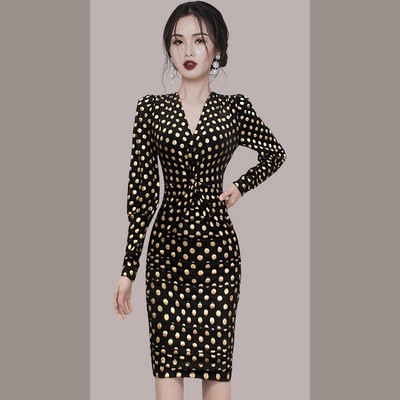 Stiilne naiste pikkade liibuvate täppidega kleit