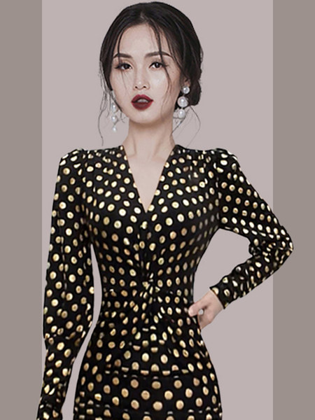 Stiilne naiste pikkade liibuvate täppidega kleit