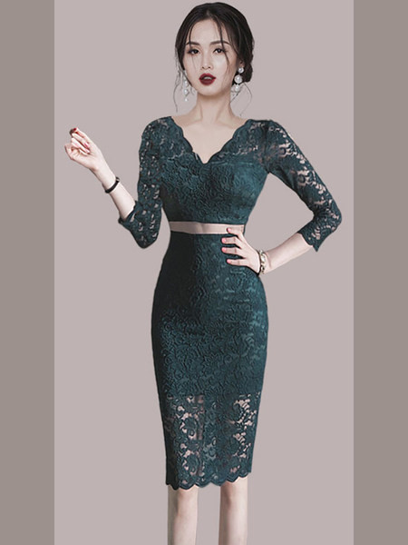 Liibuv naiste kleit pits- ja spitsikaelusega