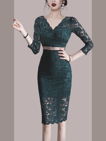 Liibuv naiste kleit pits- ja spitsikaelusega