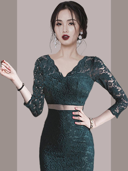 Liibuv naiste kleit pits- ja spitsikaelusega