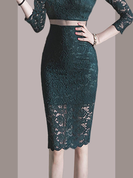 Liibuv naiste kleit pits- ja spitsikaelusega