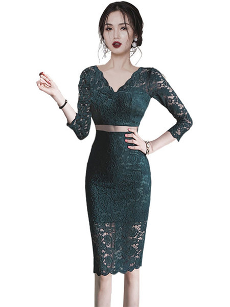 Liibuv naiste kleit pits- ja spitsikaelusega