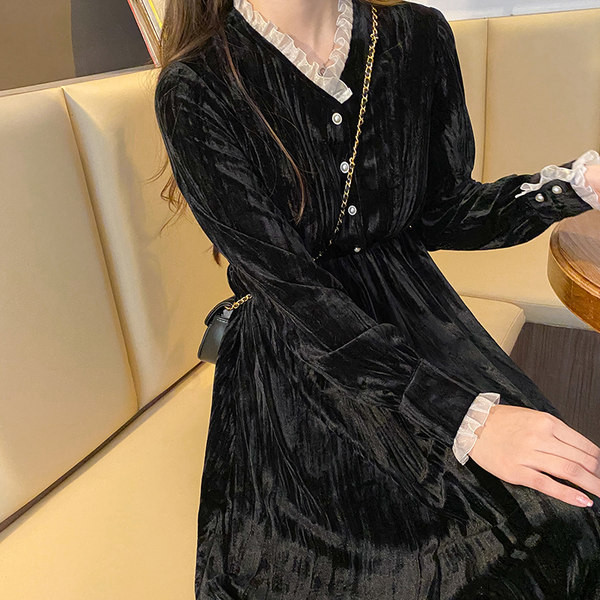 Rochie de dama din catifea cu nasturi si decolteu spitz