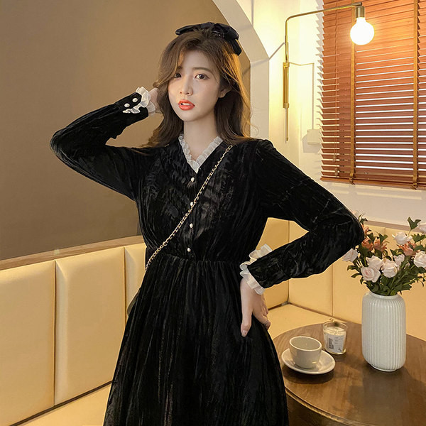 Rochie de dama din catifea cu nasturi si decolteu spitz