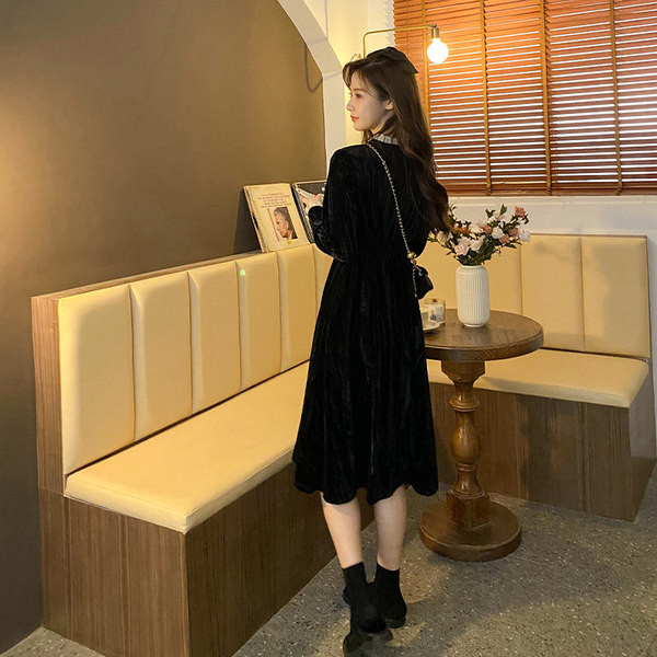 Rochie de dama din catifea cu nasturi si decolteu spitz