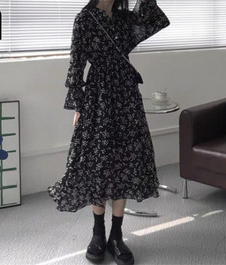 Pikk asümmeetriline lillemustriga kleit