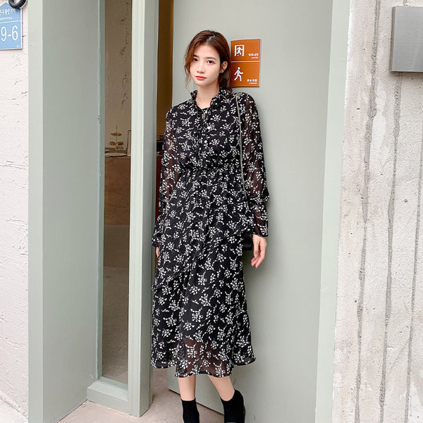 Pikk asümmeetriline lillemustriga kleit