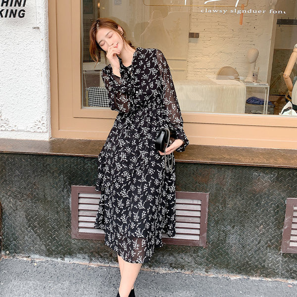 Pikk asümmeetriline lillemustriga kleit