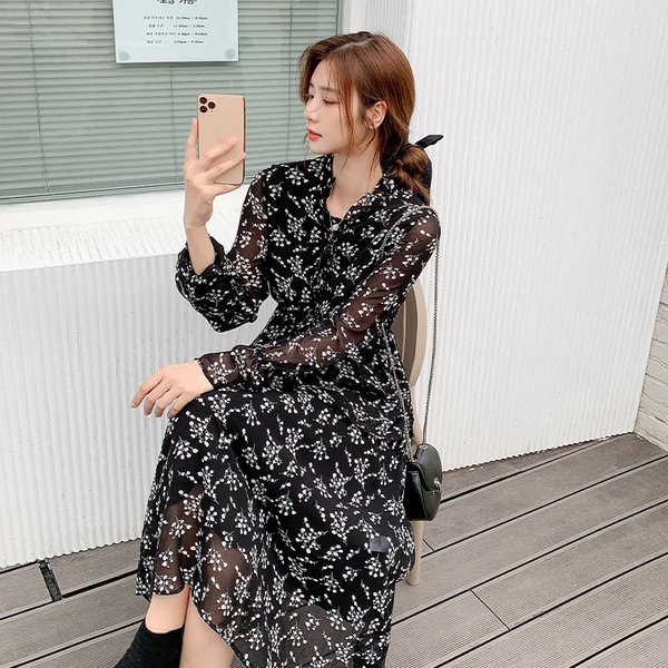 Pikk asümmeetriline lillemustriga kleit