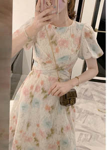 Moodne naiste kleit ümara kaelusega