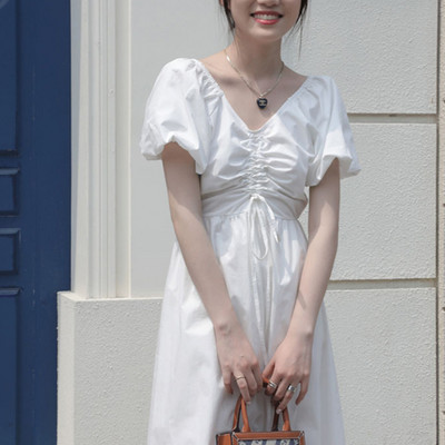 Kohandatud naiste kleit spitsikaelusega ja lipsudega