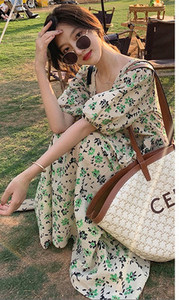 Naiste vabaaja kleit ümara kaelusega